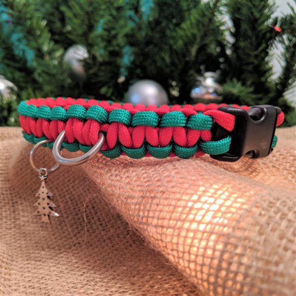 Chrstmas dog collar in festive red and green paracord 550 cobra knot